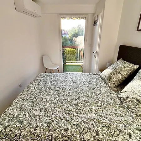 Dom wakacyjny 1-bedroom 50 M From The With Terrace Swimming Pool Ac