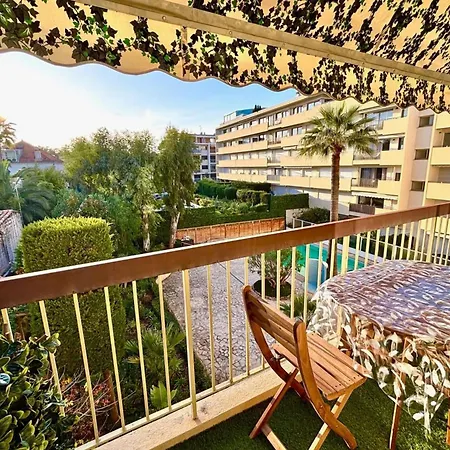 Dom wakacyjny 1-bedroom 50 M From The With Terrace Swimming Pool Ac *